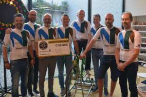 Wielerclub Moernaut Tigers op de fiets voor het goede doel.